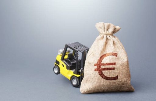 Chariot élévateur transportant un sac marqué du symbole euro, illustrant le financement d’un projet.
